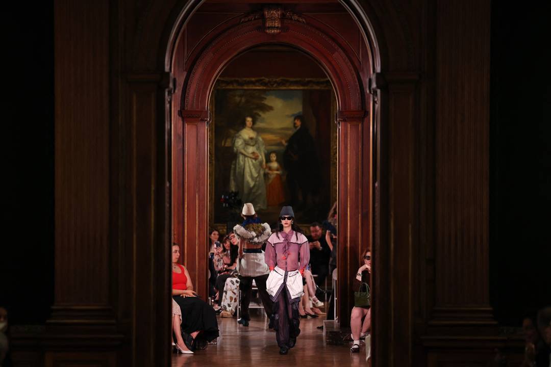 Una modella sfila in passerella durante la sfilata della collezione Louis Vuitton 2027 alla Frick Collection di New York.
