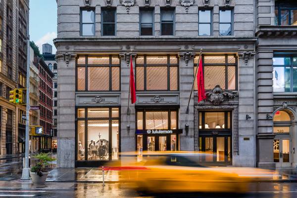 Il fondatore di Lululemon Chip Wilson chiede una riforma del consiglio di amministrazione per preoccupazioni sul valore azionario