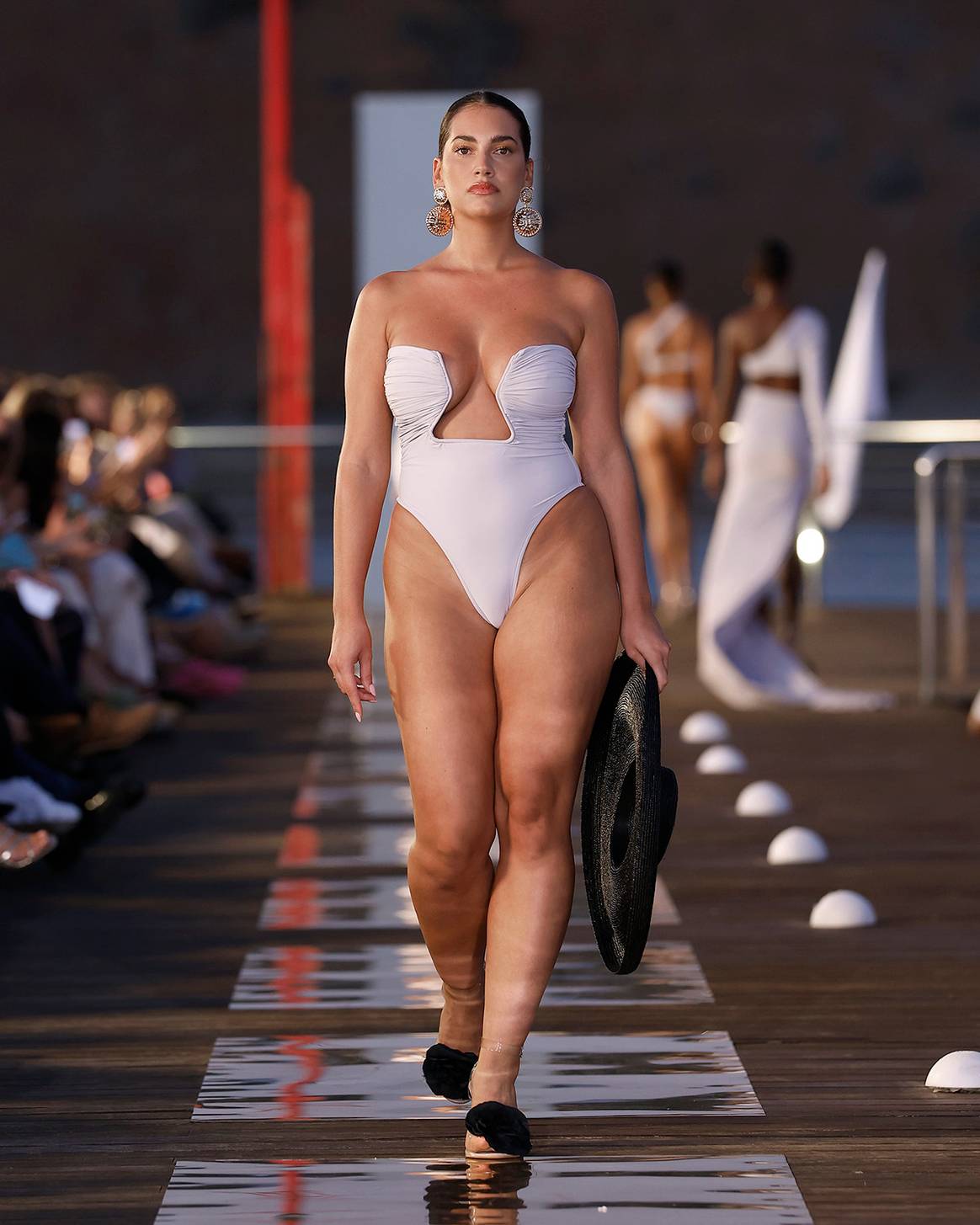 ヴィクトリア・シマデヴィラ、2026年春夏スイムウェアコレクション。