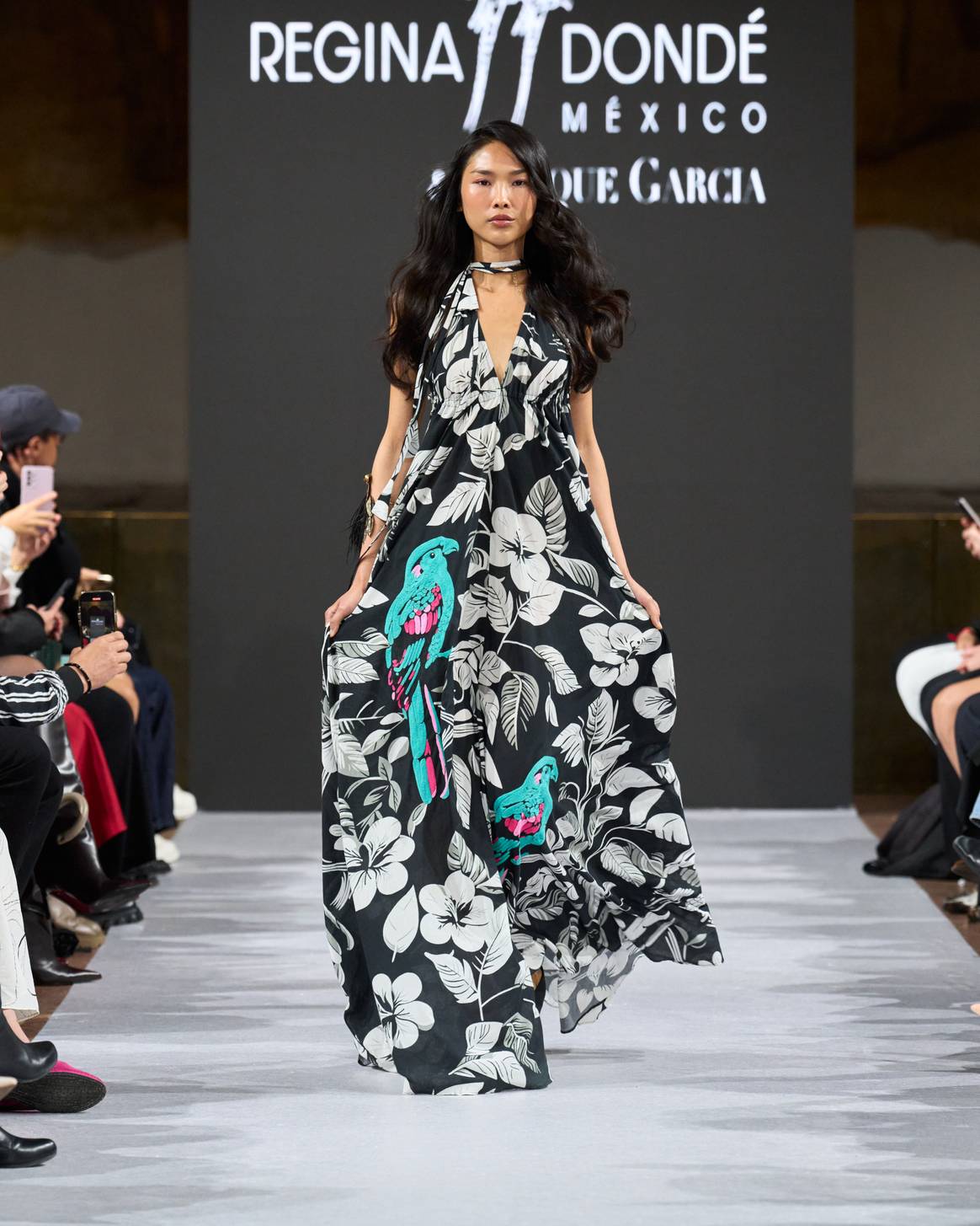 No faltaron los vestidos en blanco y negro con un pop de color que reflejan el estilo de la diseñadora.