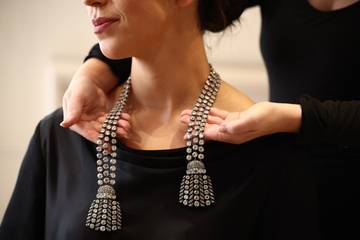 Mysterious 18th century diamond necklace set for auction