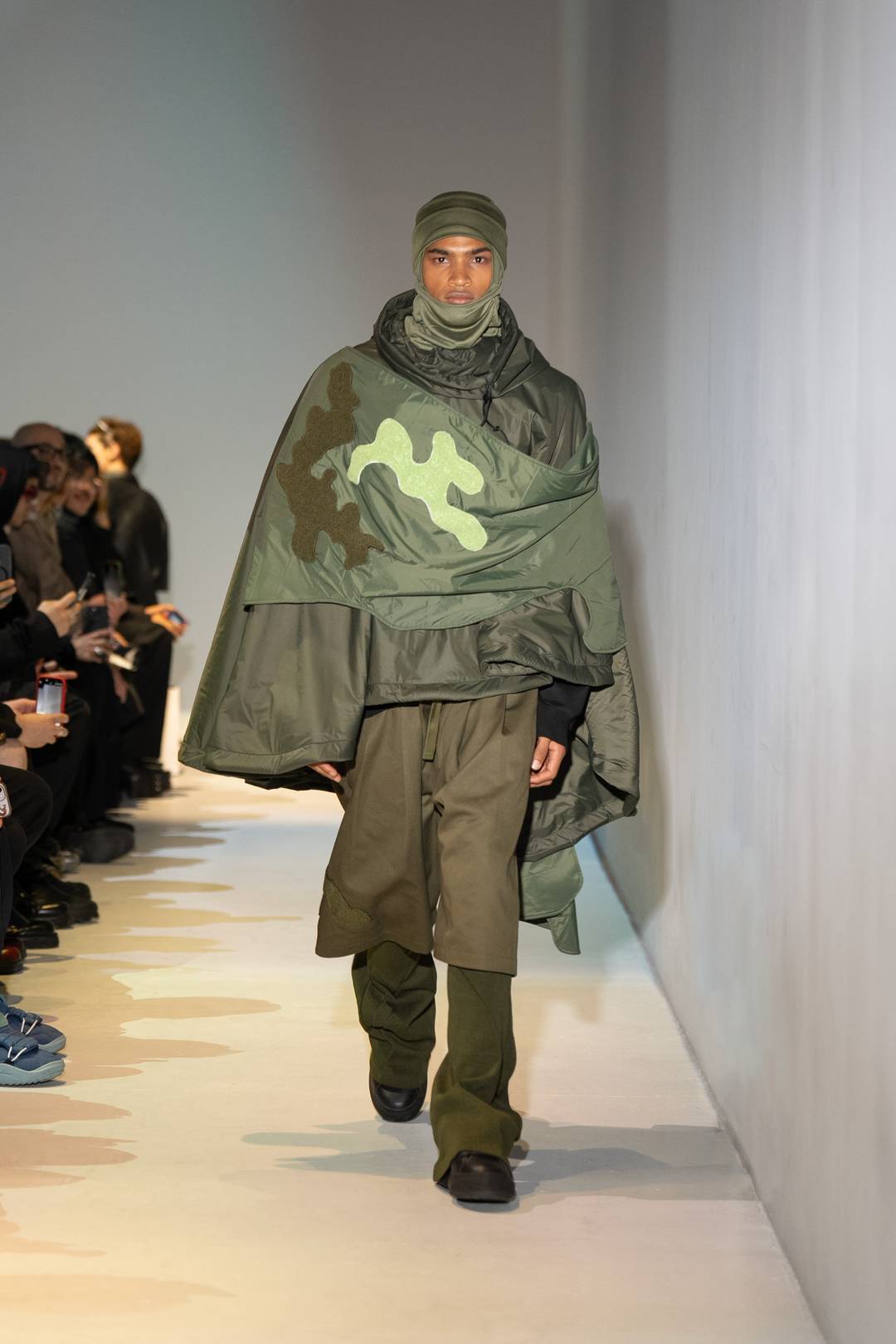 El look capa sobre capa incluso mostró bermudas sobre pantalones.
