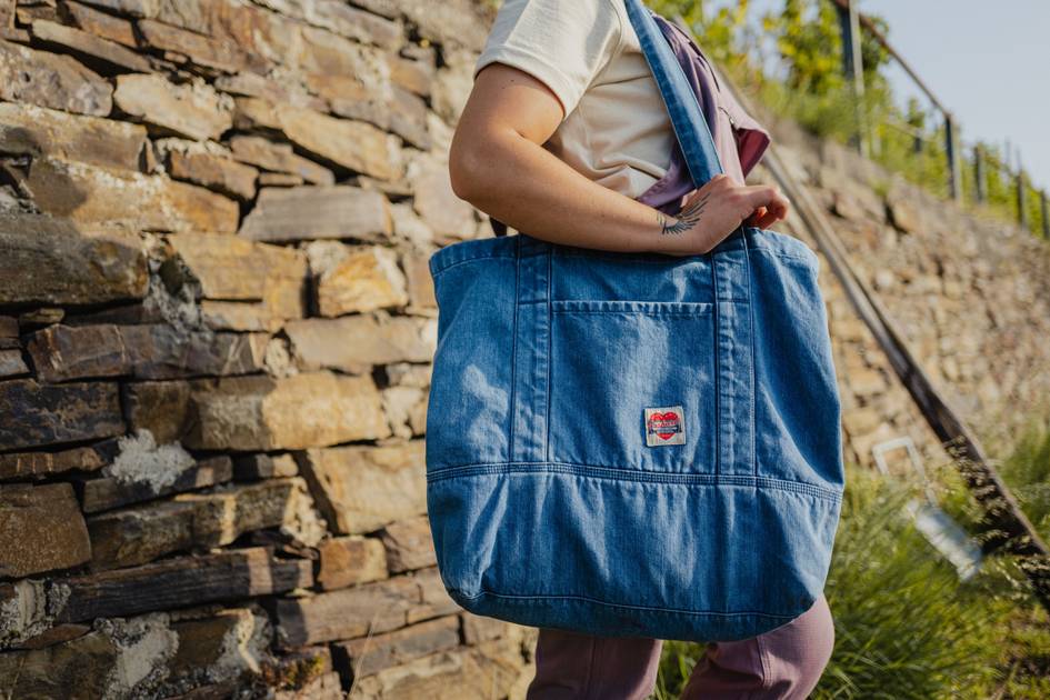 Carhartt-launcht-robuste-Denim-Tragetasche-f-r-den-Alltag