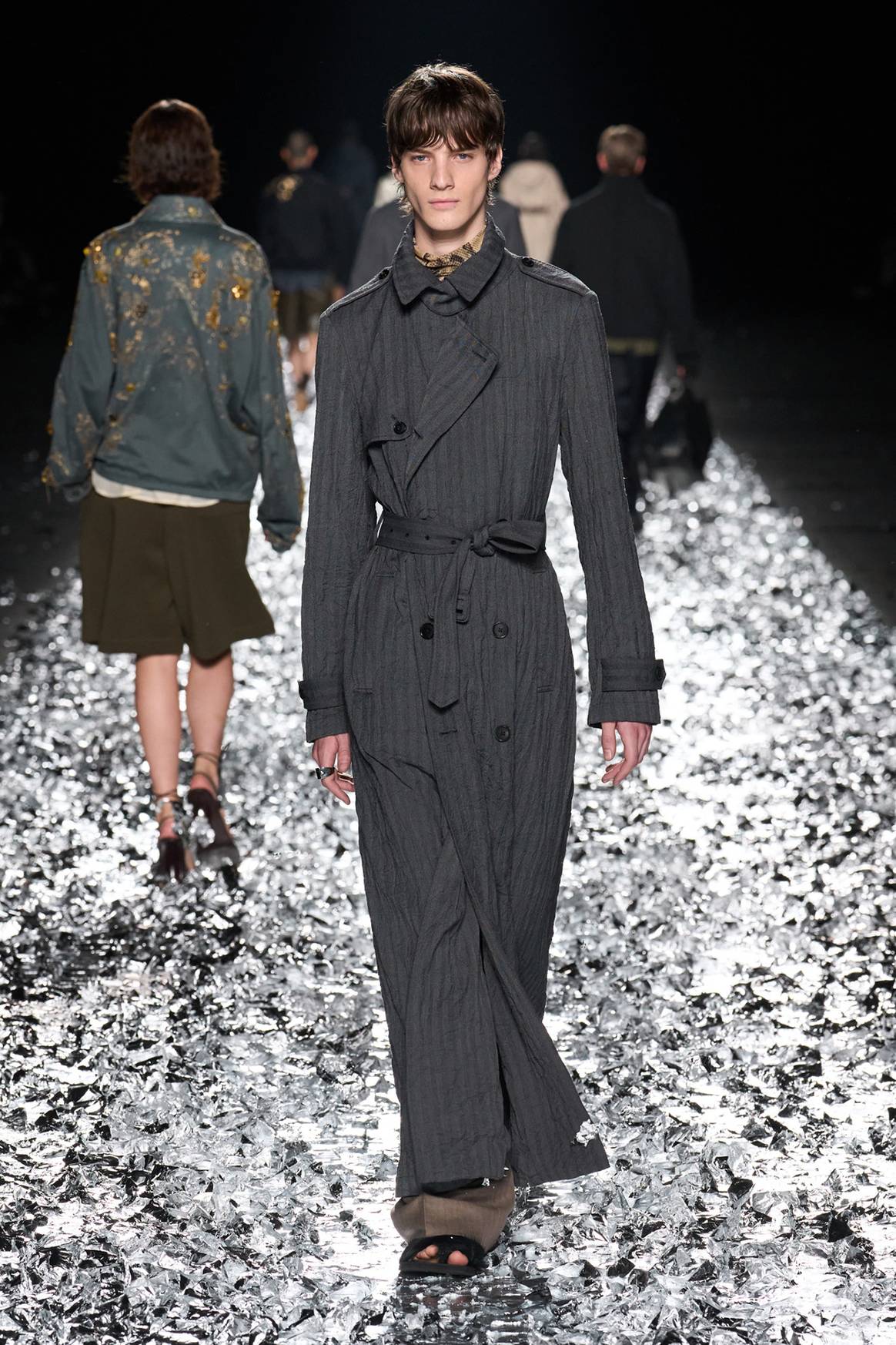 Dries Van Noten, colección moda-hombre para la temporada Primavera/Verano 2025.