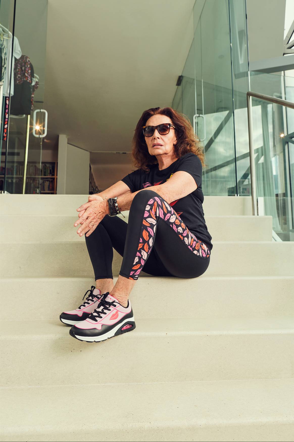 Diane von Furstenberg in de kledingcollectie. Beeld: Skechers