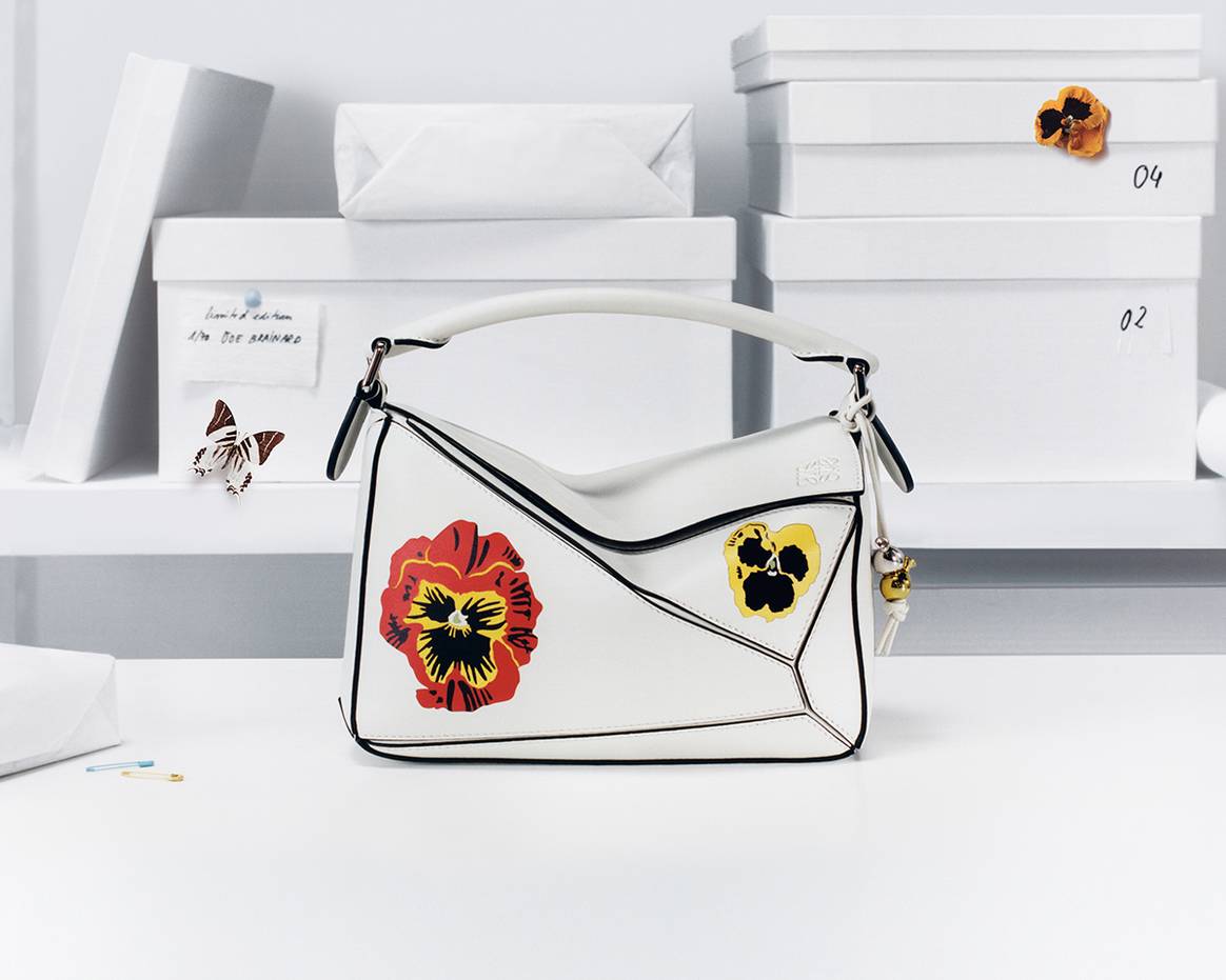 Modelo de la colección cápsula de aniversario “Puzzle 10” de Loewe por los 10 años del lanzamiento del bolso Puzzle.