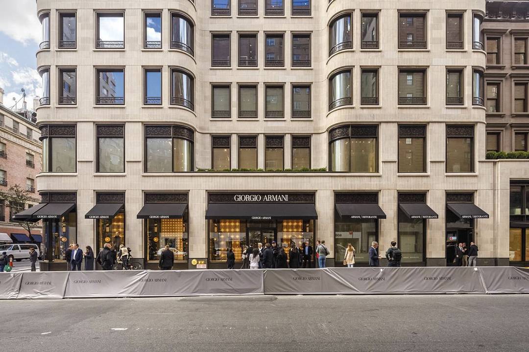 Exterieur van het nieuwe gebouw ontworpen door Giorgio Armani op Madison Avenue in New York (VS).