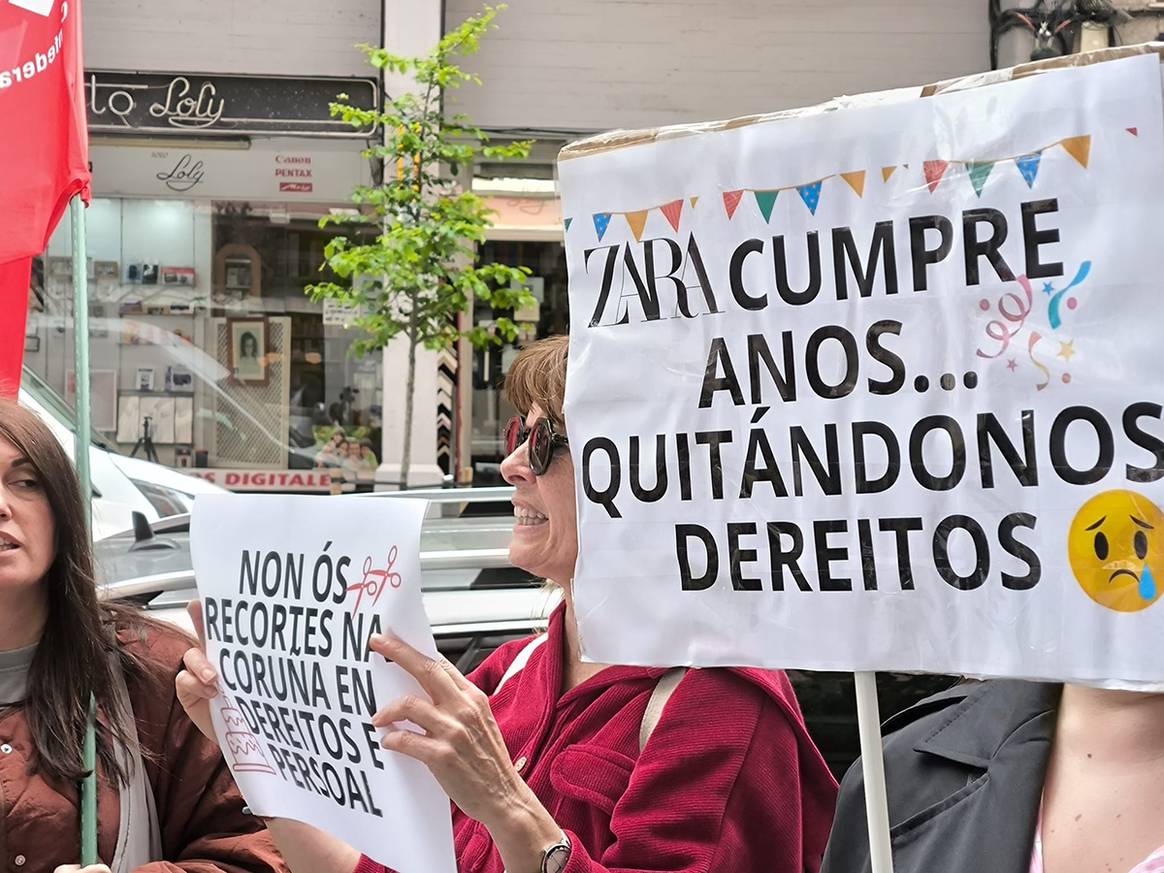 Protesta de los trabajadores de tienda de Inditex frente a la tienda de Zara de la calle Juan Flórez de La Coruña el 9 de mayo de 2025.