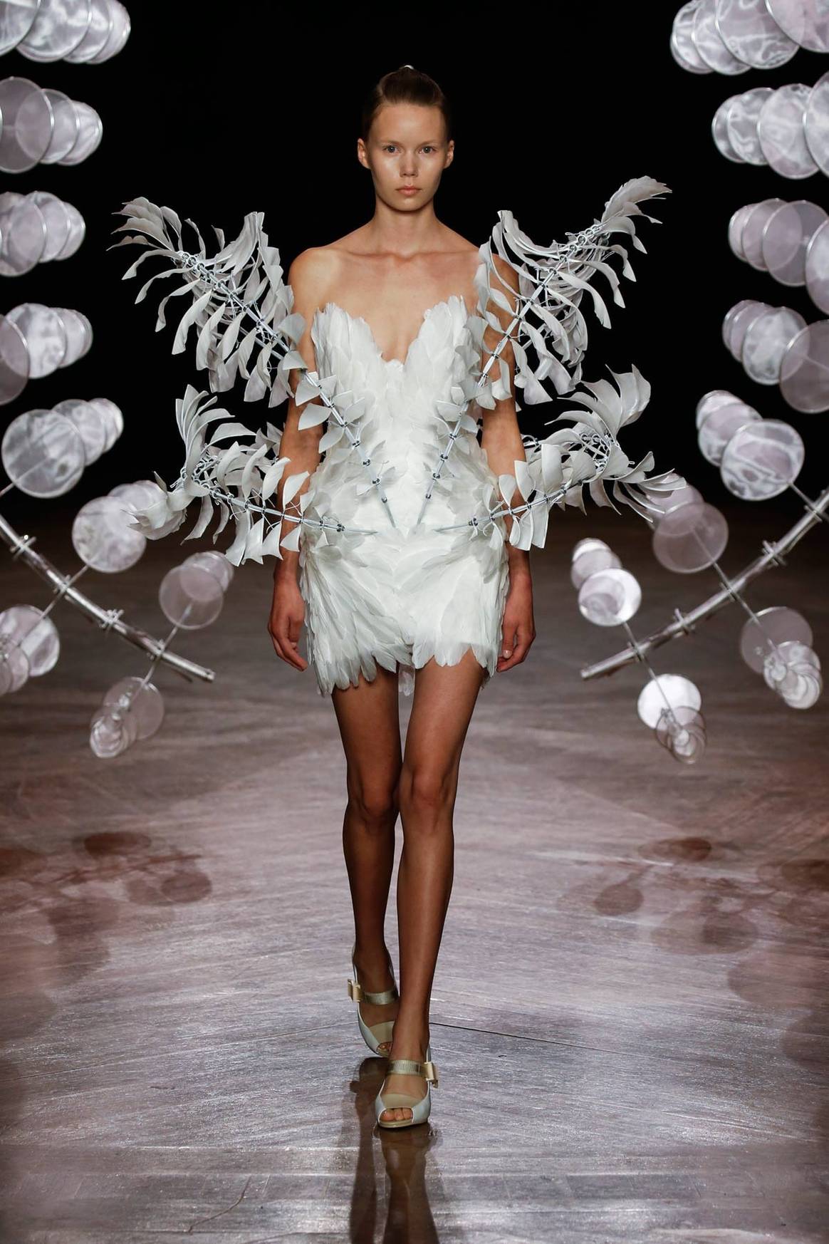 Haute couture à Paris : Schiaparelli fonctionnel, Iris Van Herpen hypnotique