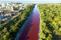 Près de Buenos Aires, un ruisseau vire au rouge, les riverains dénoncent une "pollution"