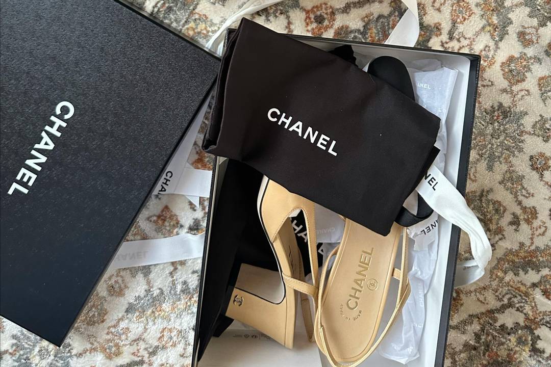 Illustrazione di una scatola di scarpe Chanel per il resale