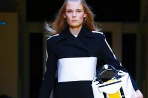 Carven: une femme pressée, aux accents rétros