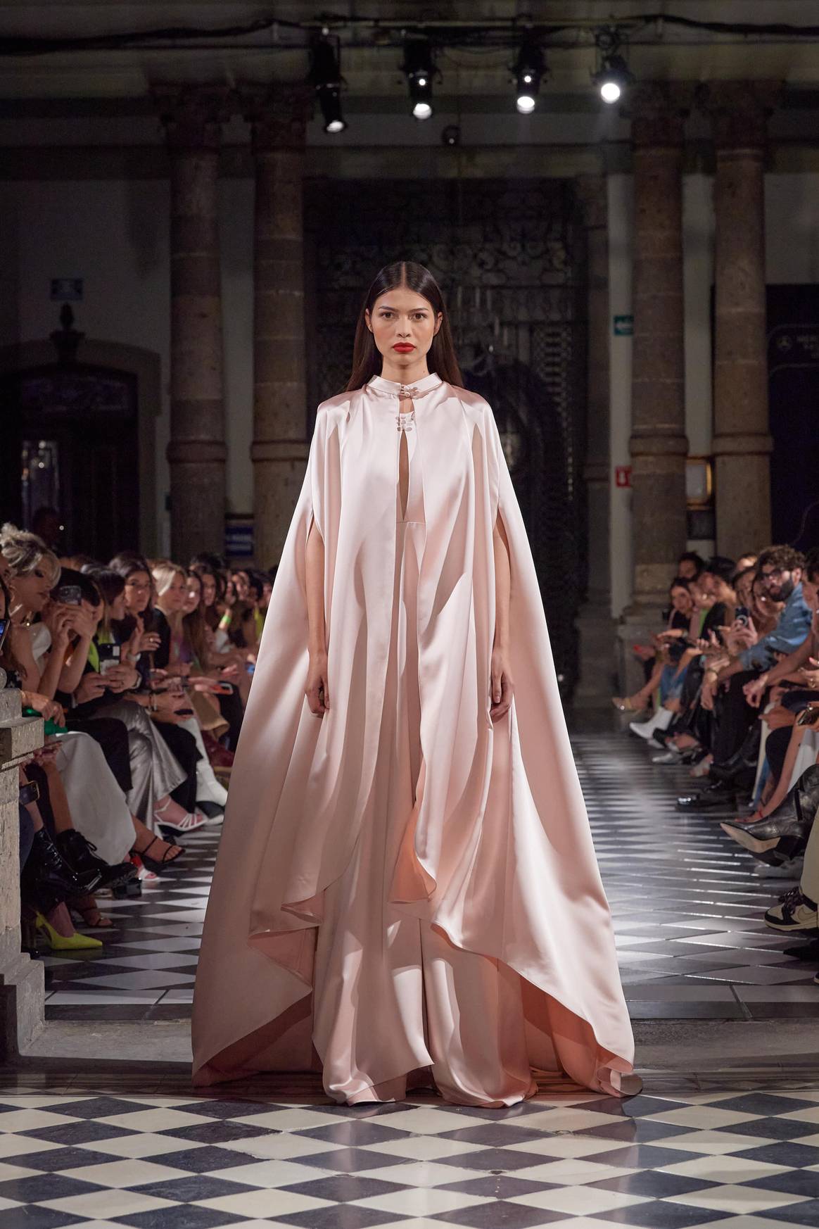 Los looks en rosa cerraron con broche de oro el desfile