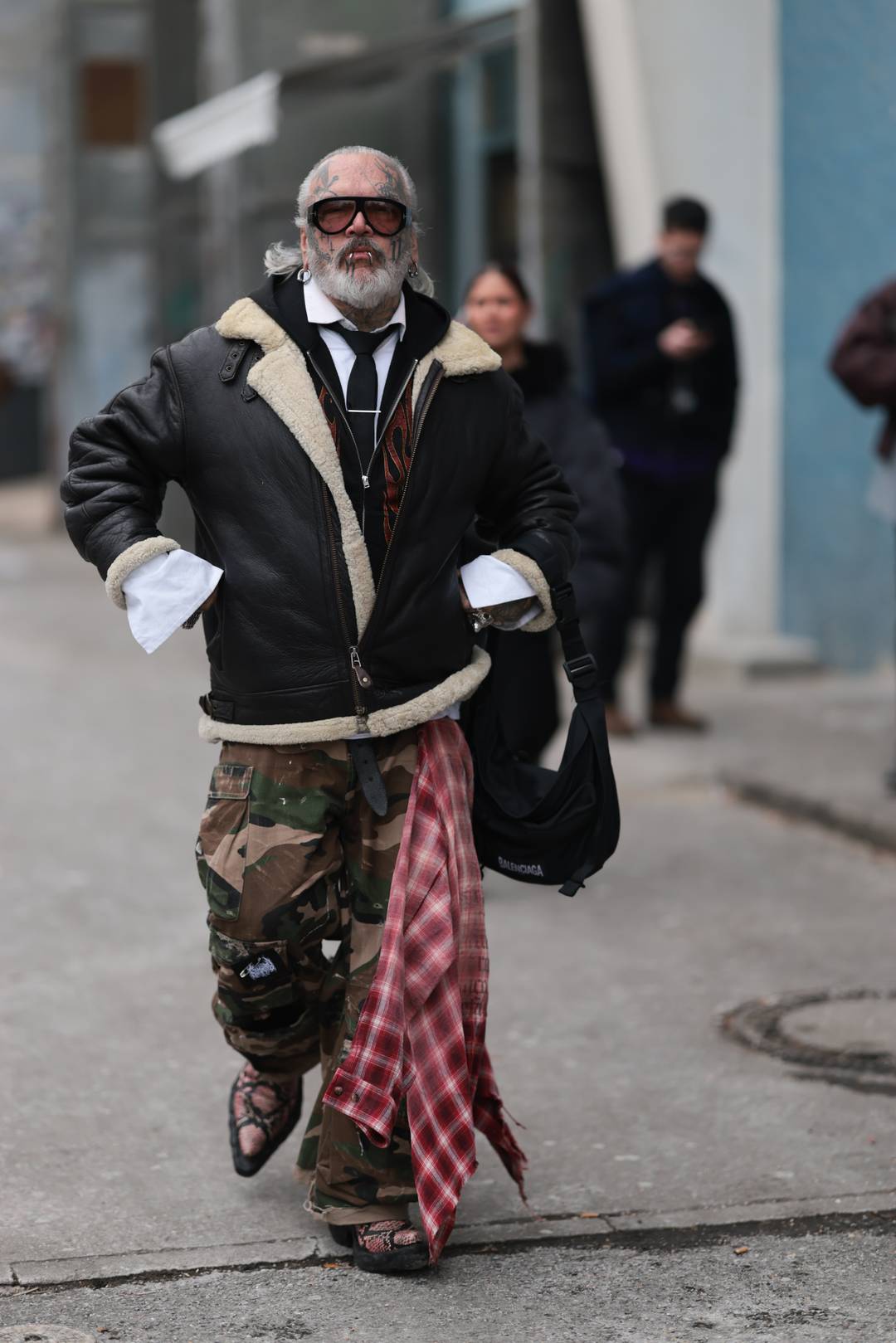 Il fotografo e buttafuori Sven Marquardt alla sfilata FW26 di Dagger