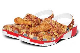 Crocs и KFC создали обувь с ароматным декором в виде жареной курицы
