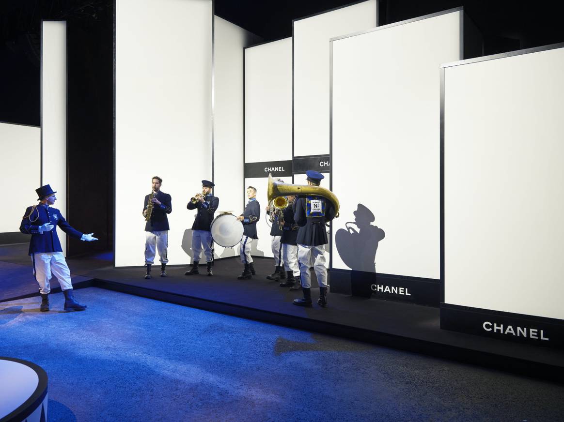 Scenografie van de tentoonstelling ‘Le Grand Numéro de Chanel’ in het Grand Palais Ephémère, Parijs. Beeld: Chanel.