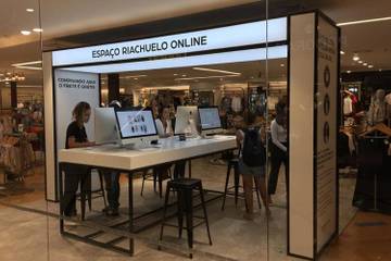 Riachuelo inaugura espaço para compra online dentro de loja física