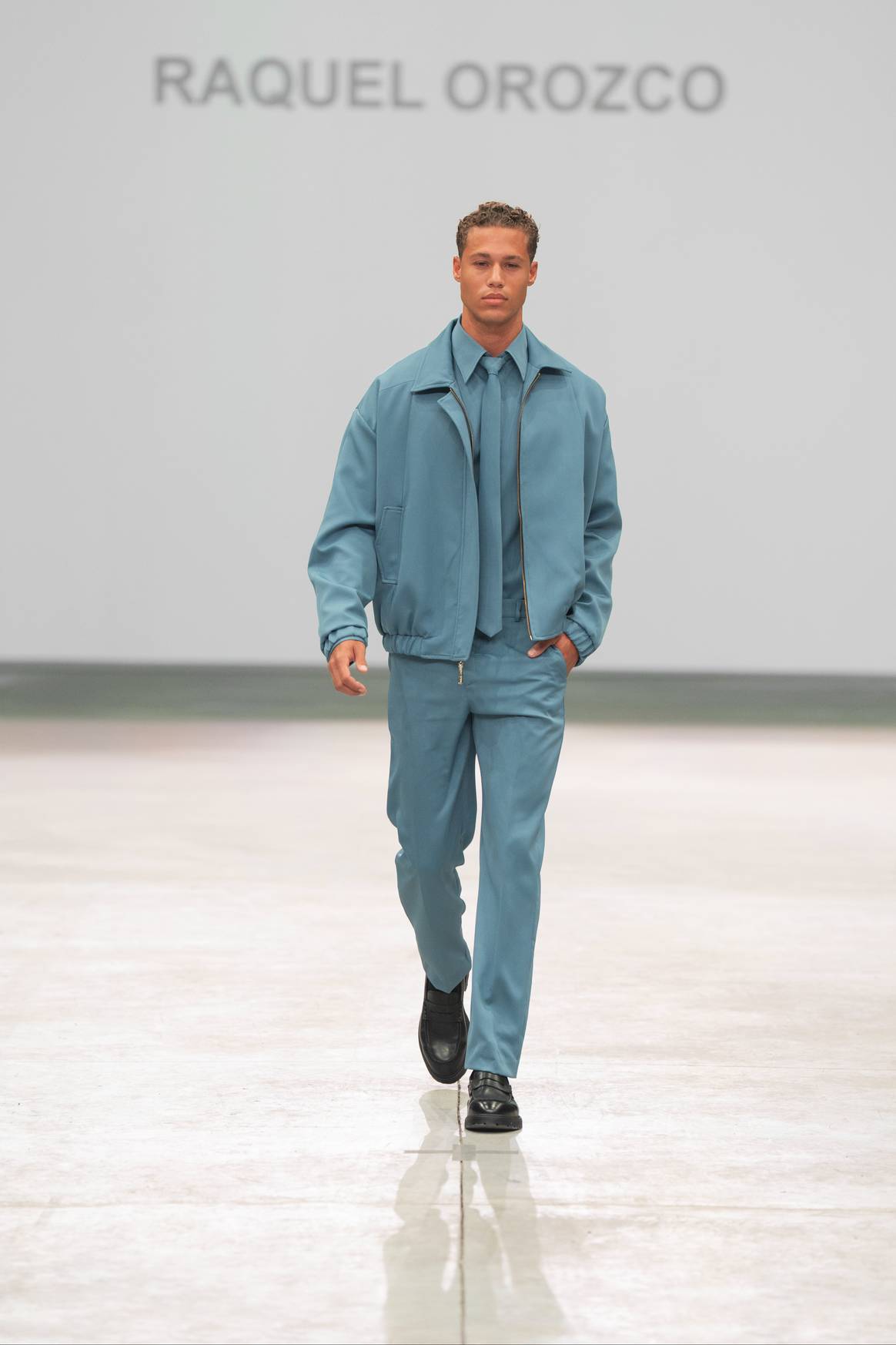 Varios de los looks de la primera colección masculina fueron monocromáticos.