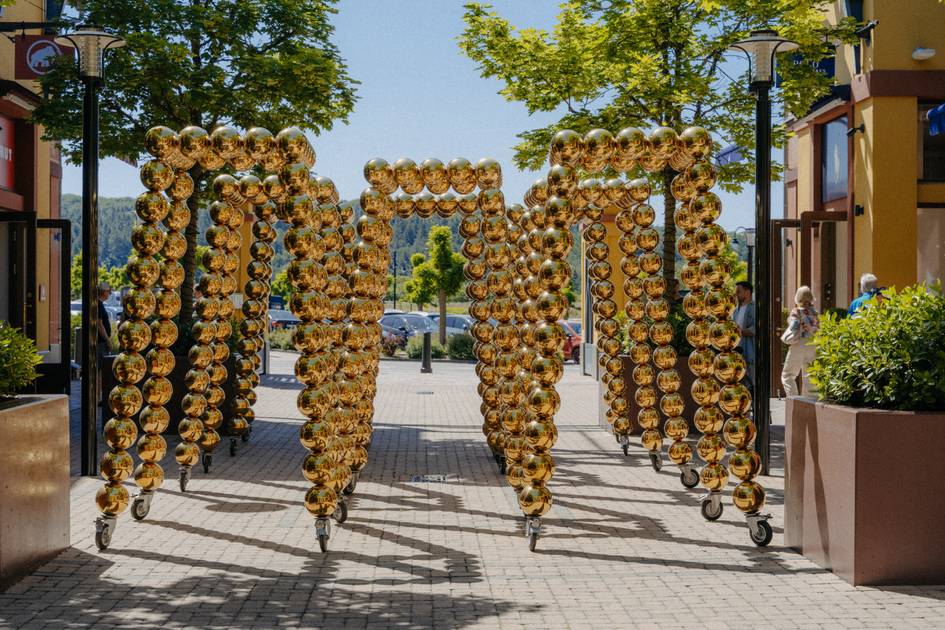 Kunst-die-R-ume-ffnet-Mille-Miroirs-von-Cyril-Lancelin-in-Wertheim-Village