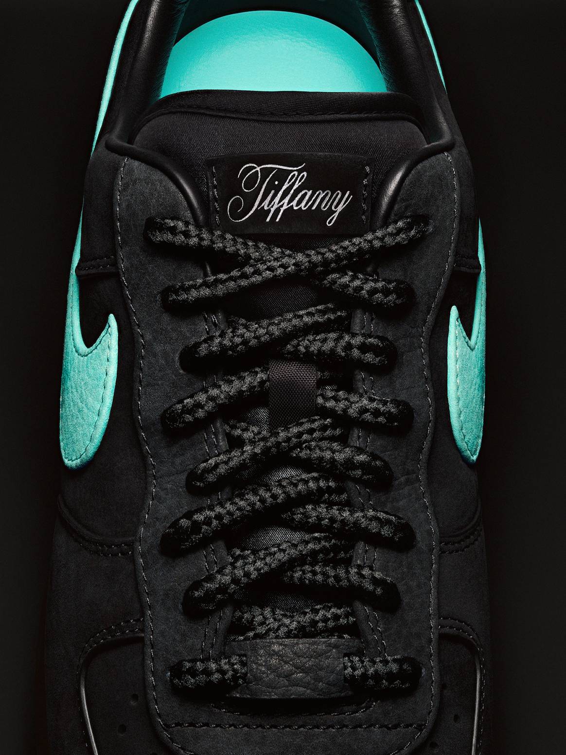 Photo Credits: Modelo de zapatillas Nike x Tiffany&Co. Air Force 1 1837. Tiffany&Co., fotografía de cortesía.