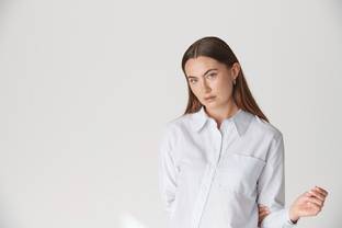 Floria Collective sluit eerste samenwerking met Yumeko en lanceert ‘Bed to Boardroom’-blouse