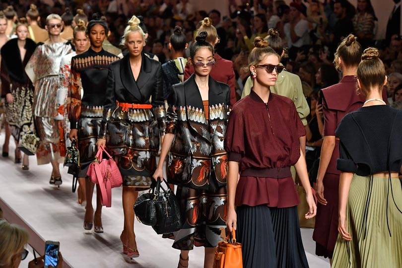 Las guerreras de Fendi y los desgarros de Prada desfilan en Milán