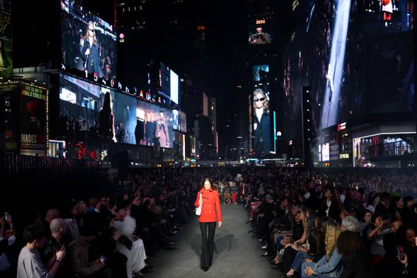 A New York, Gucci conquista Times Square per la sua sfilata cruise