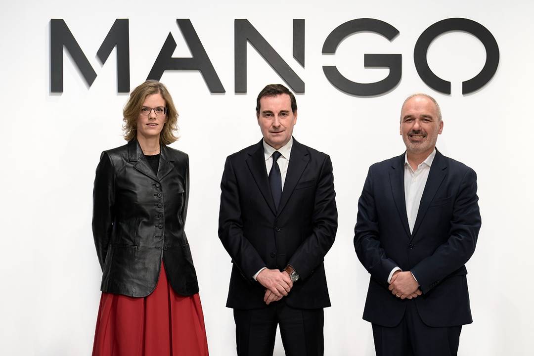 Van links naar rechts, Margarita Salvans, financieel directeur; Toni Ruiz, voorzitter en algemeen directeur; en Daniel López, directeur van de afdeling Expansie en Franchises, tijdens de presentatie van de resultaten van Mango over 2024.