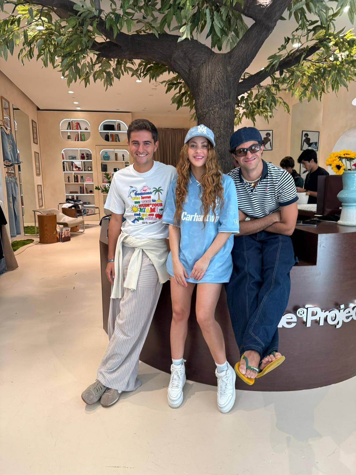 De izq. a dcha., Alex Benlloch, Shakira y Bruno Casanovas en el interior de la pop-up de Nude Project de Miami, activa del 11 al 26 de octubre de 2025.