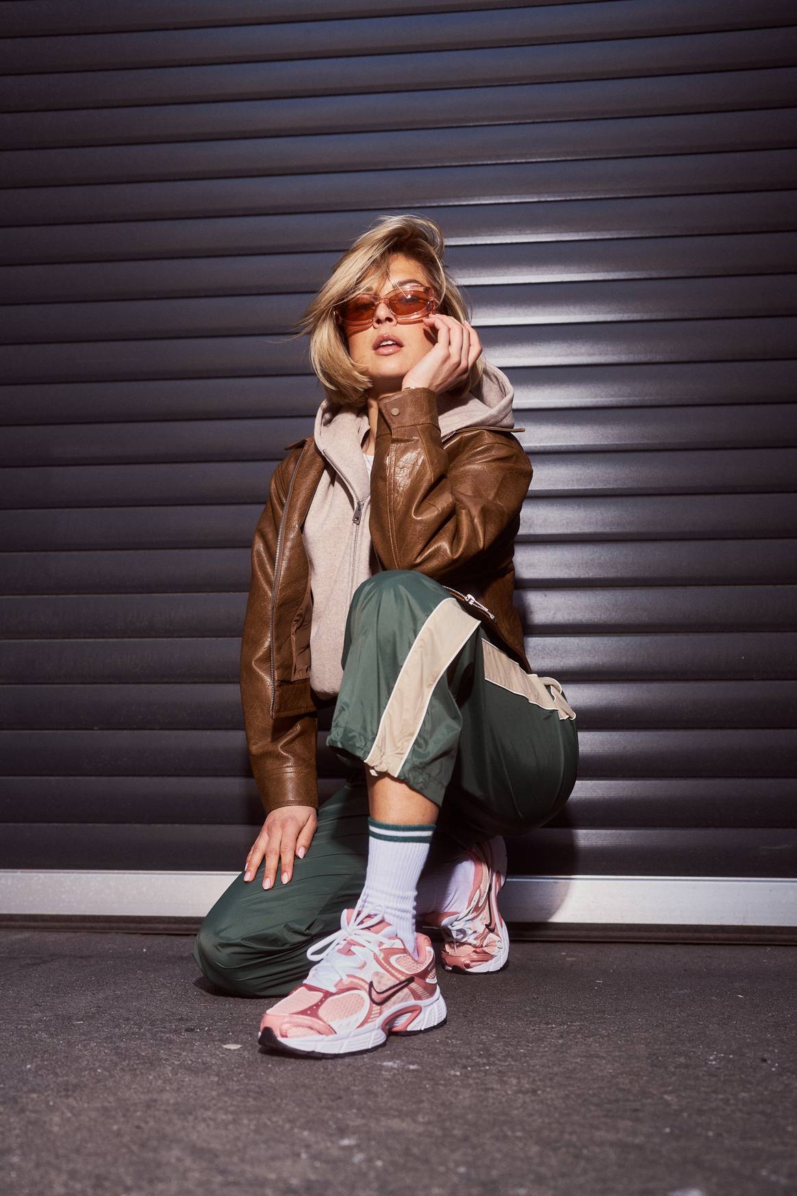 Content Creatorin Laura Wittek trägt erst die neue Nike-Charge-Suede-Silhouette, wechselt dann in die Nike V5 RNR und beeindruckt mit kraftvollen Moves.