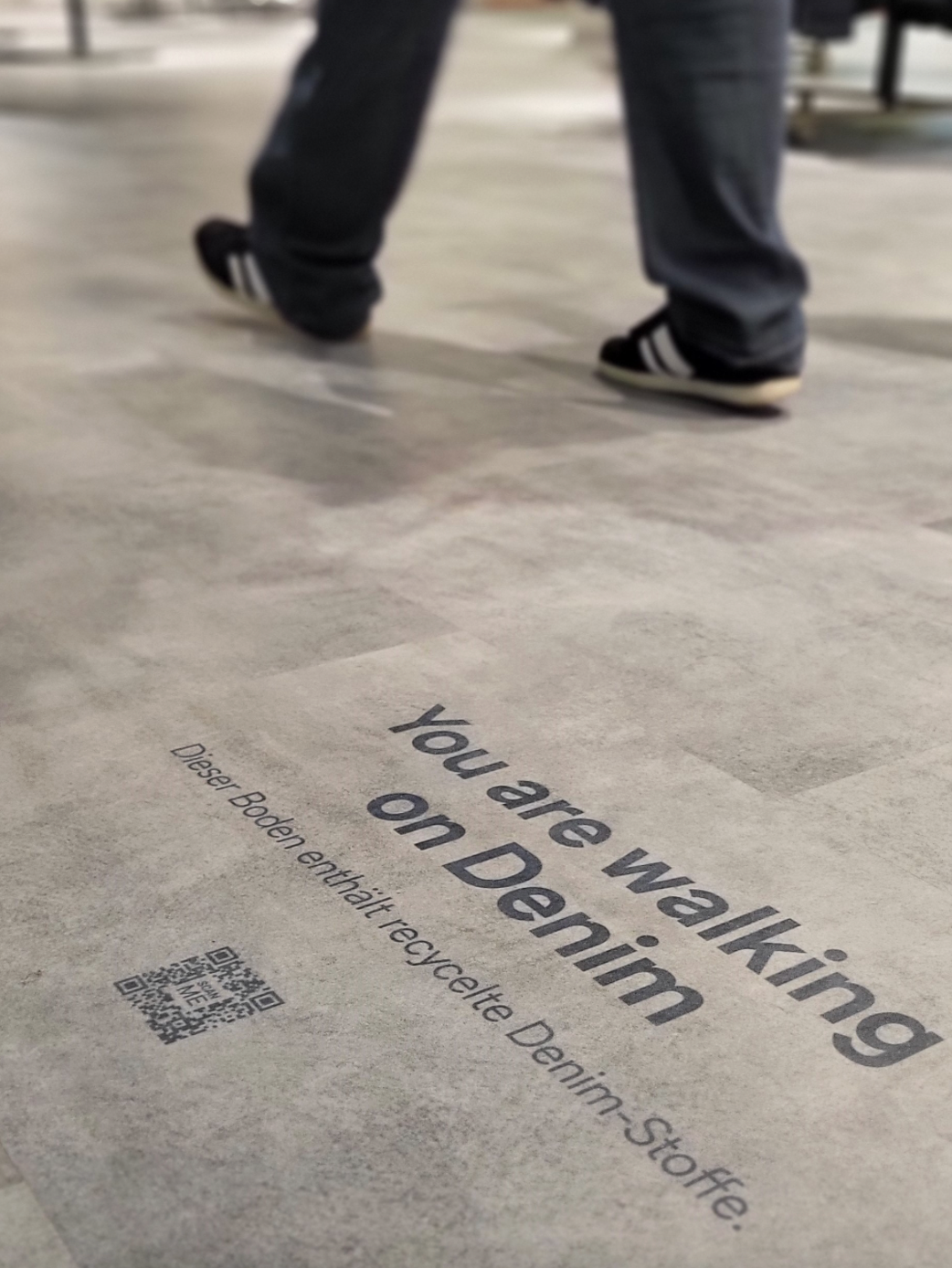 Die Kampagne „You are walking on Denim“ soll auf die Innovation aufmerksam machen.