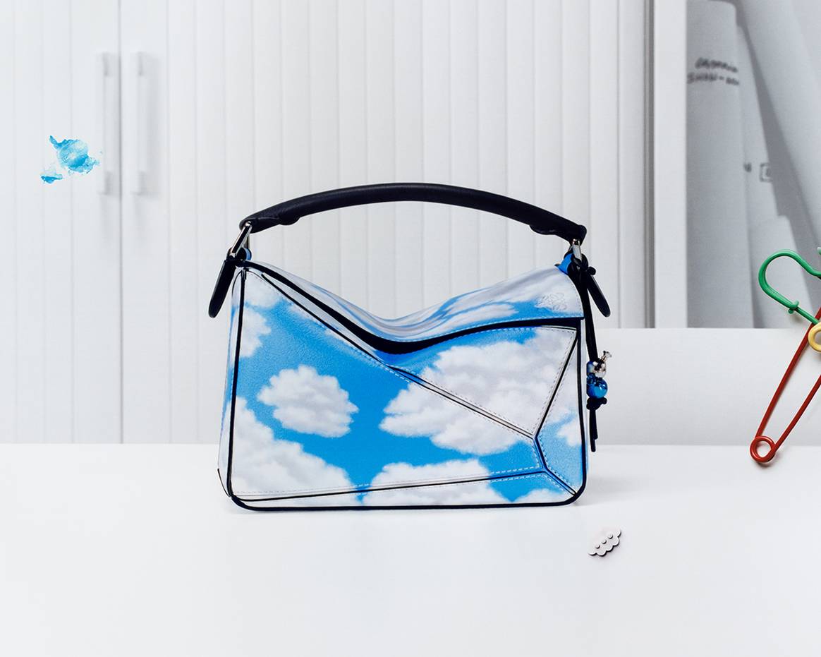 Modelo de la colección cápsula de aniversario “Puzzle 10” de Loewe por los 10 años del lanzamiento del bolso Puzzle.