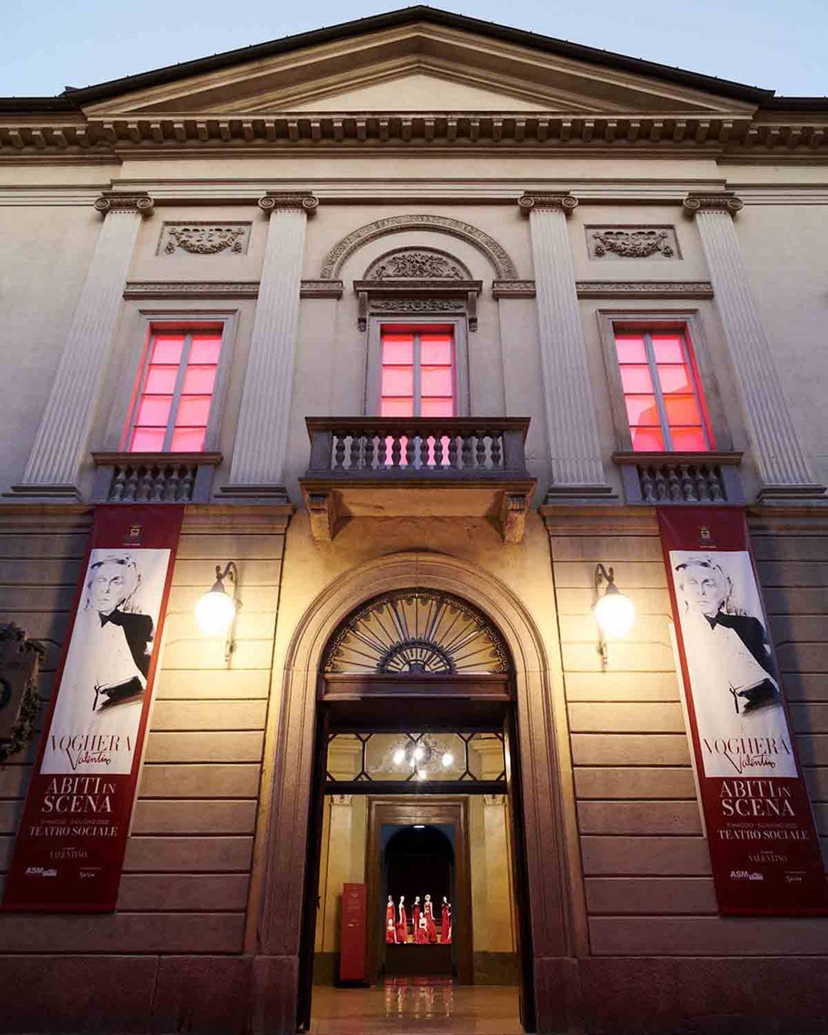 Photo Credits: Valentino, exposición conmemorativa por el 90 aniversario del nacimiento del diseñador italiano.
