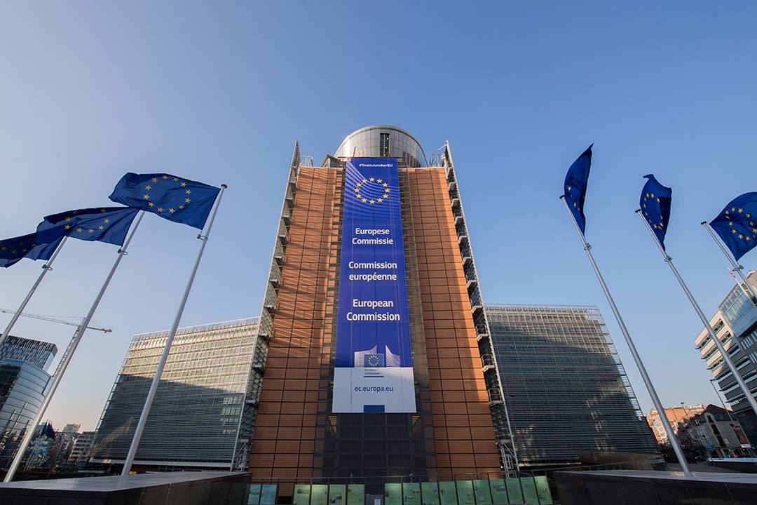 Credits: Photo Credits: Banderas europeas frente al edificio Berlaymont de Bruselas, sede de la Comisión Europea. European Union, fotografía de archivo.