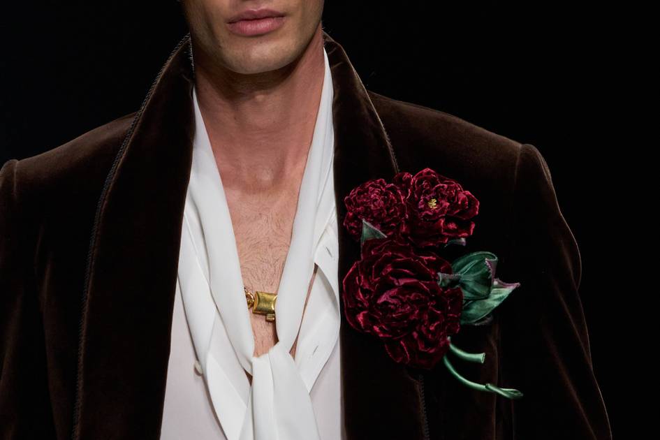 Mail-nder-Modenschauen-Broschen-sorgen-bei-Herren-f-r-Glanz