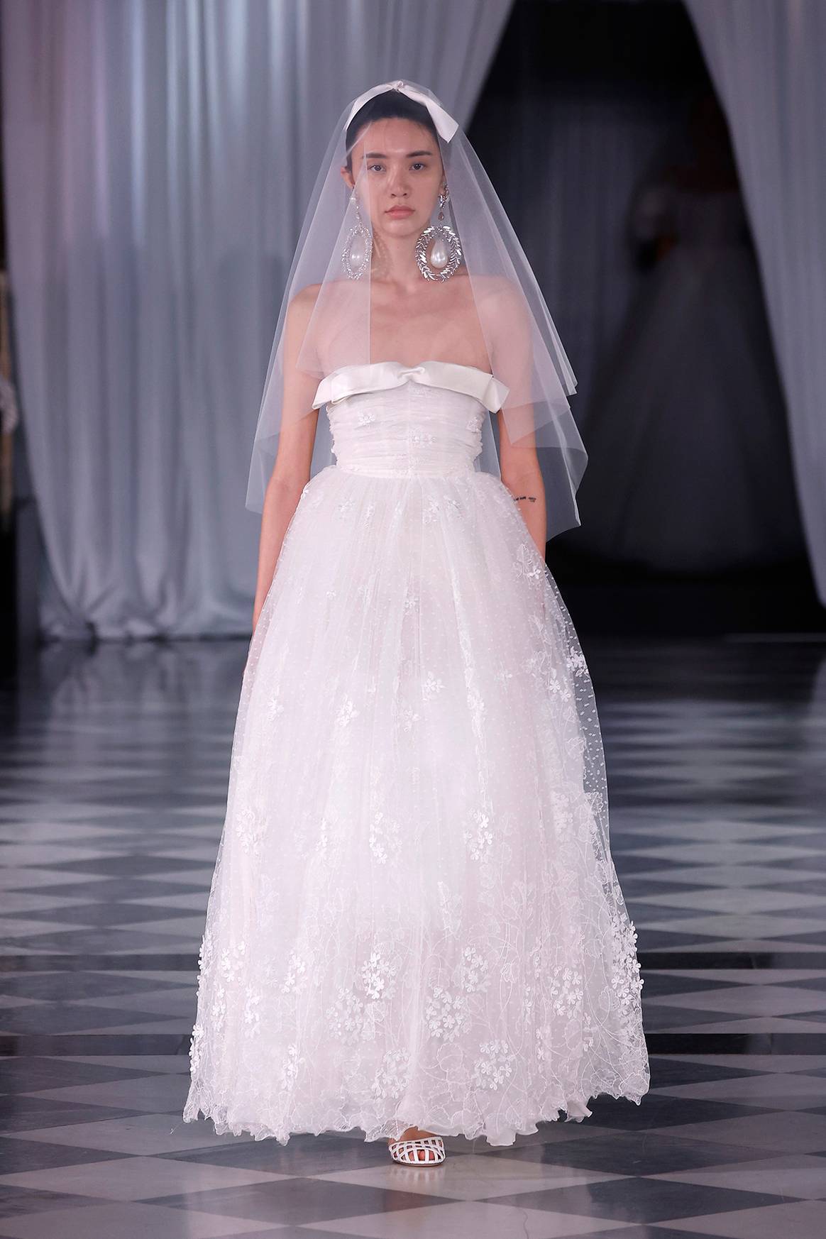 Desfile de Giambattista Valli en la “Bridal Night” de la Barcelona Bridal Fashion Week de abril de 2024.