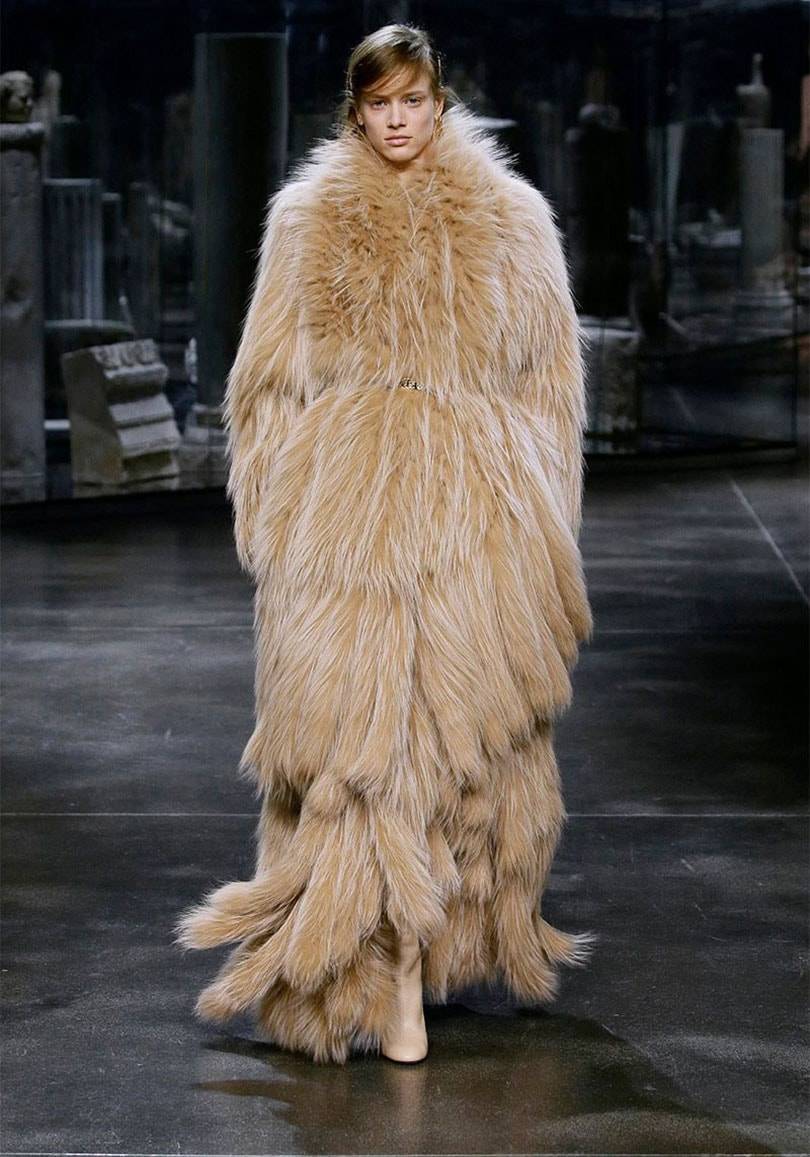 Milano moda donna: Fendi gioca con le proporzioni