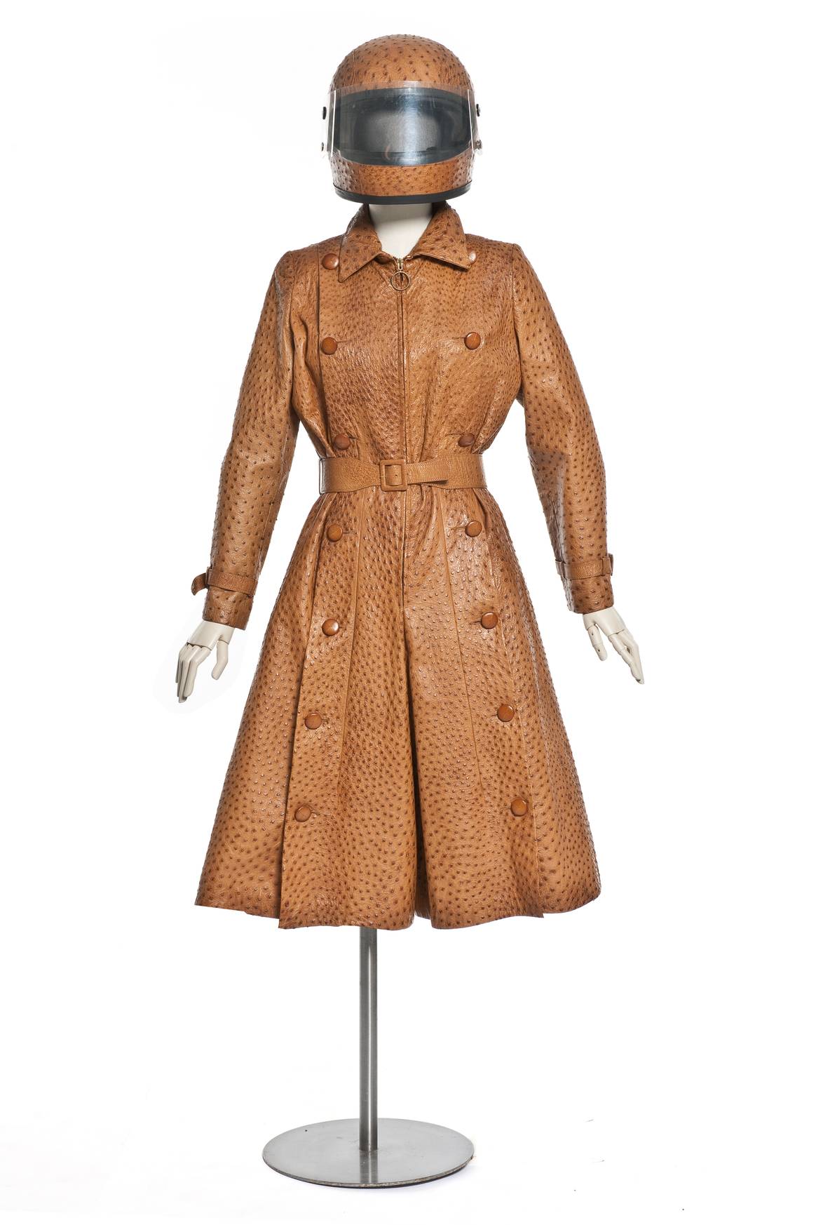 Pierre Balmain — Day.Tona (manteau�culotte, ceinture  et casque de moto) Paris, haute-couture  hiver 1977 Cuir d’autruche d’élevage,  taffetas de soie, métal,  matières plastiques,  jersey de fibres  synthétiques, faux cuir,  métal, mousse.