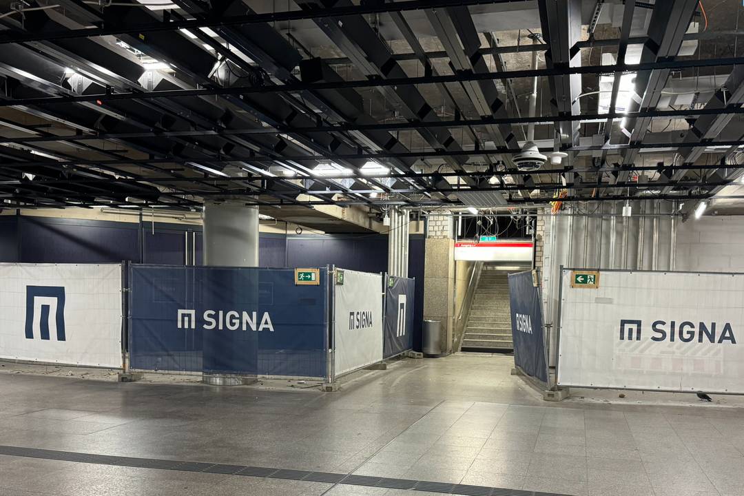 Signa-Bauzaun in der U-Bahn-Station Heinrich-Heine-Allee in Düsseldorf in der Nähe des Carsch-Haus-Baus