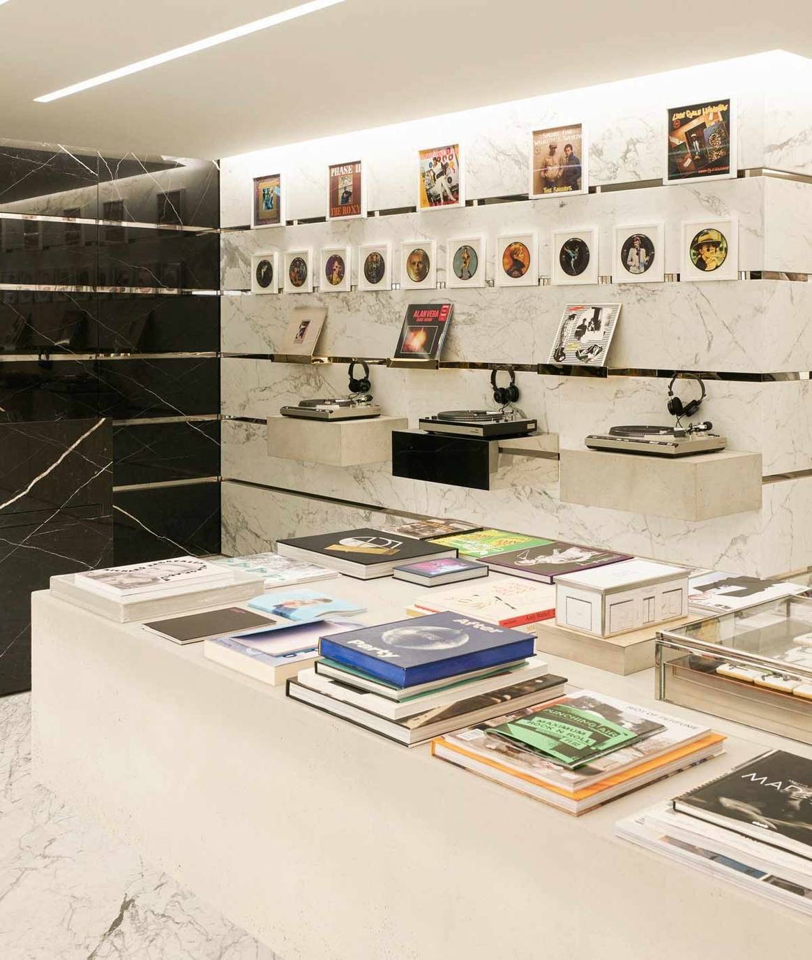 En image : le nouveau concept store Saint Laurent Rive Droite rue Saint Honoré