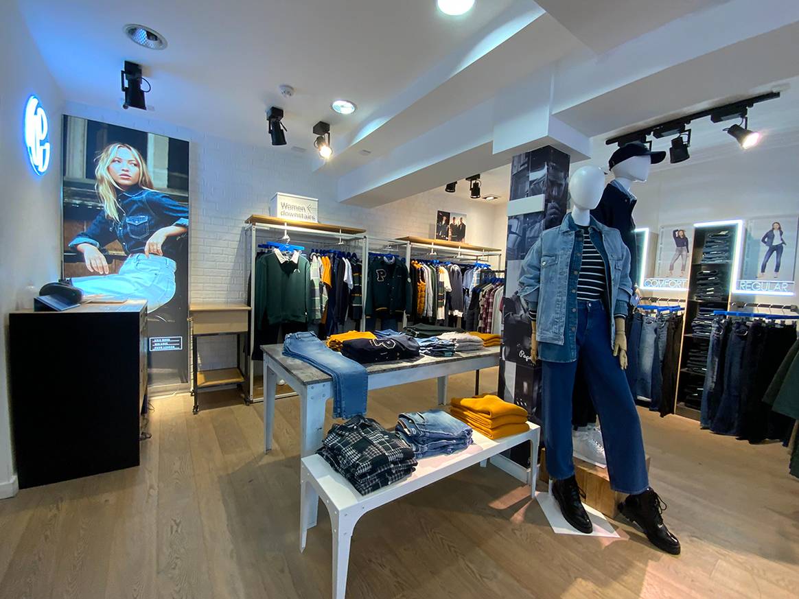 Interior de una tienda de Pepe Jeans.