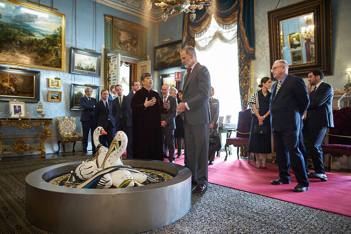 Felipe VI junto a la artista Joana Vasconcelos durante su recorrido por la exposición.