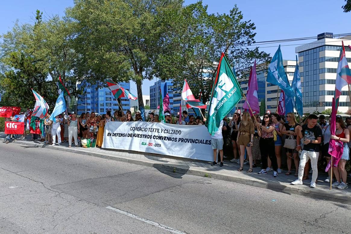 Concentración organizada por los sindicatos provinciales ELA, CIG y OSTA en Madrid con motivo de la constitución de la mesa del convenio colectivo estatal del sector del comercio textil y del calzado.