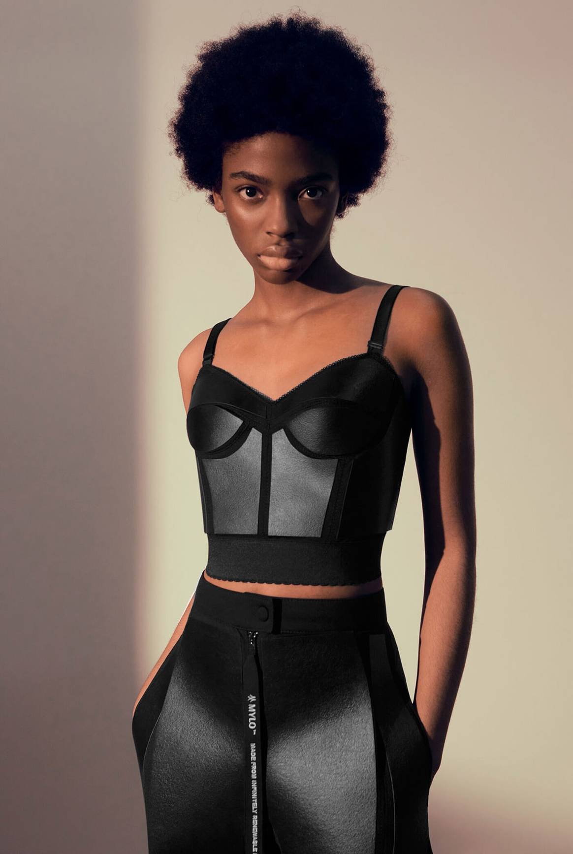 Pasión por los hongos, la potencial alternativa al cuero: Stella McCartney presenta una colección “experimental” hecha de micelios