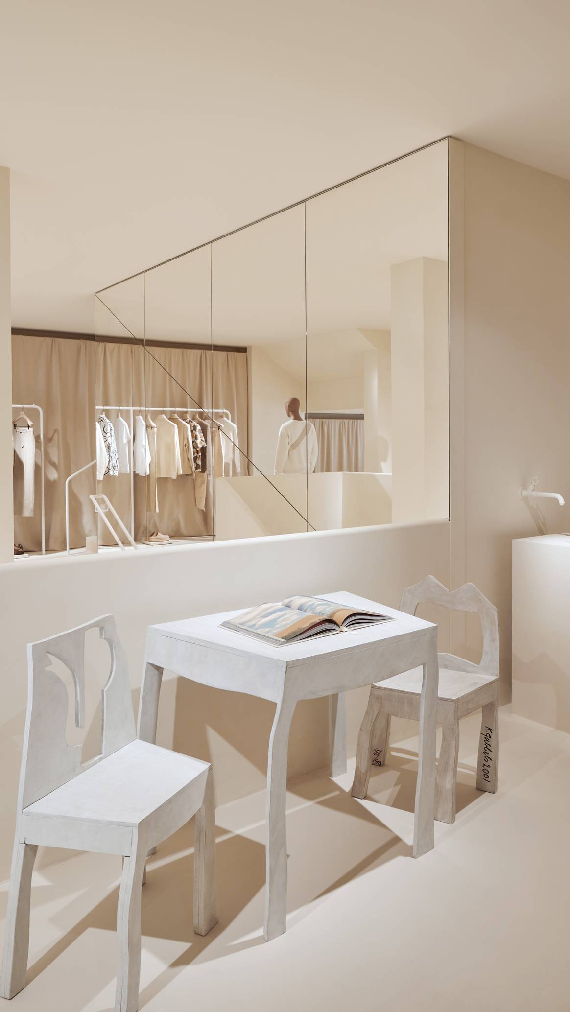 Stühle und ein Tisch des niederländischen Designers Klaas Gubbels. Foto: Adrien Dirand