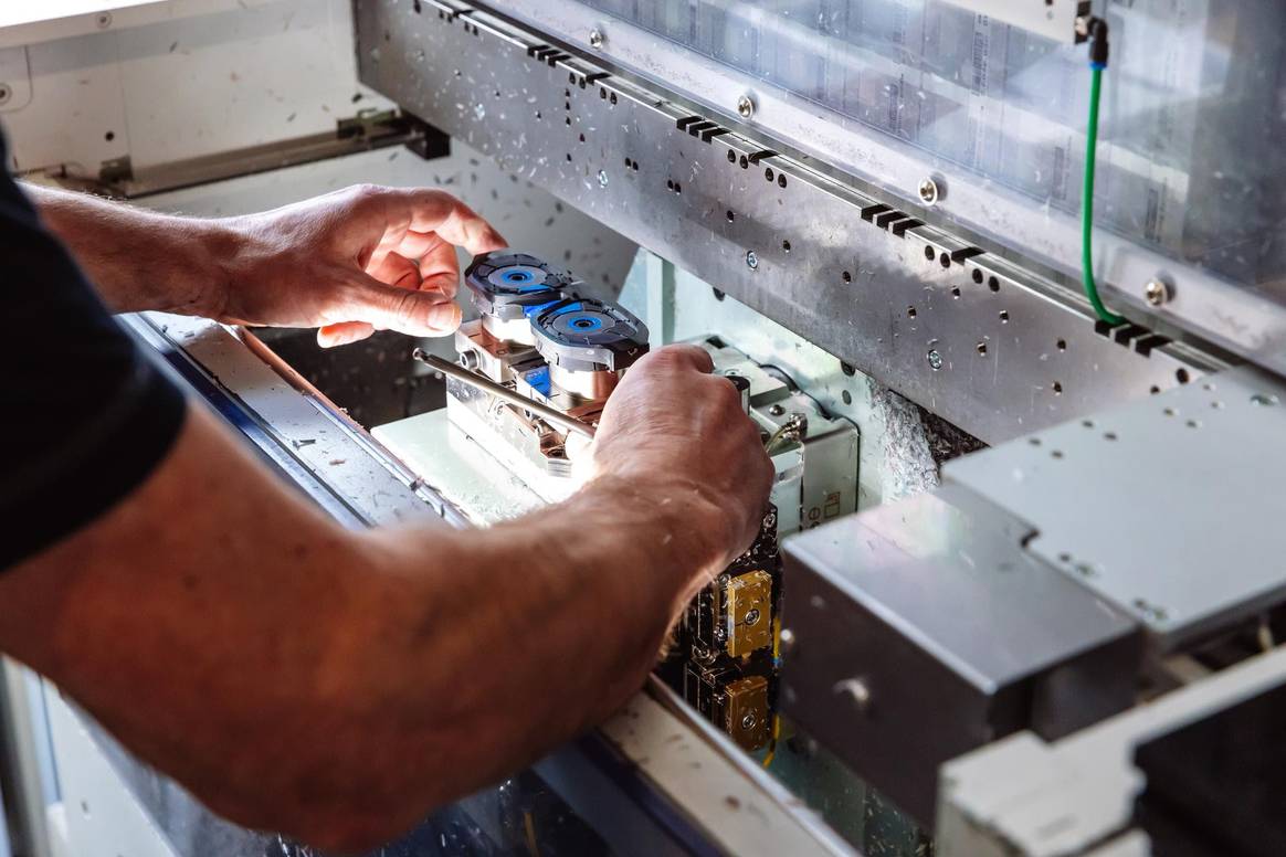 Processus de fabrication de lunettes chez Marcolin.