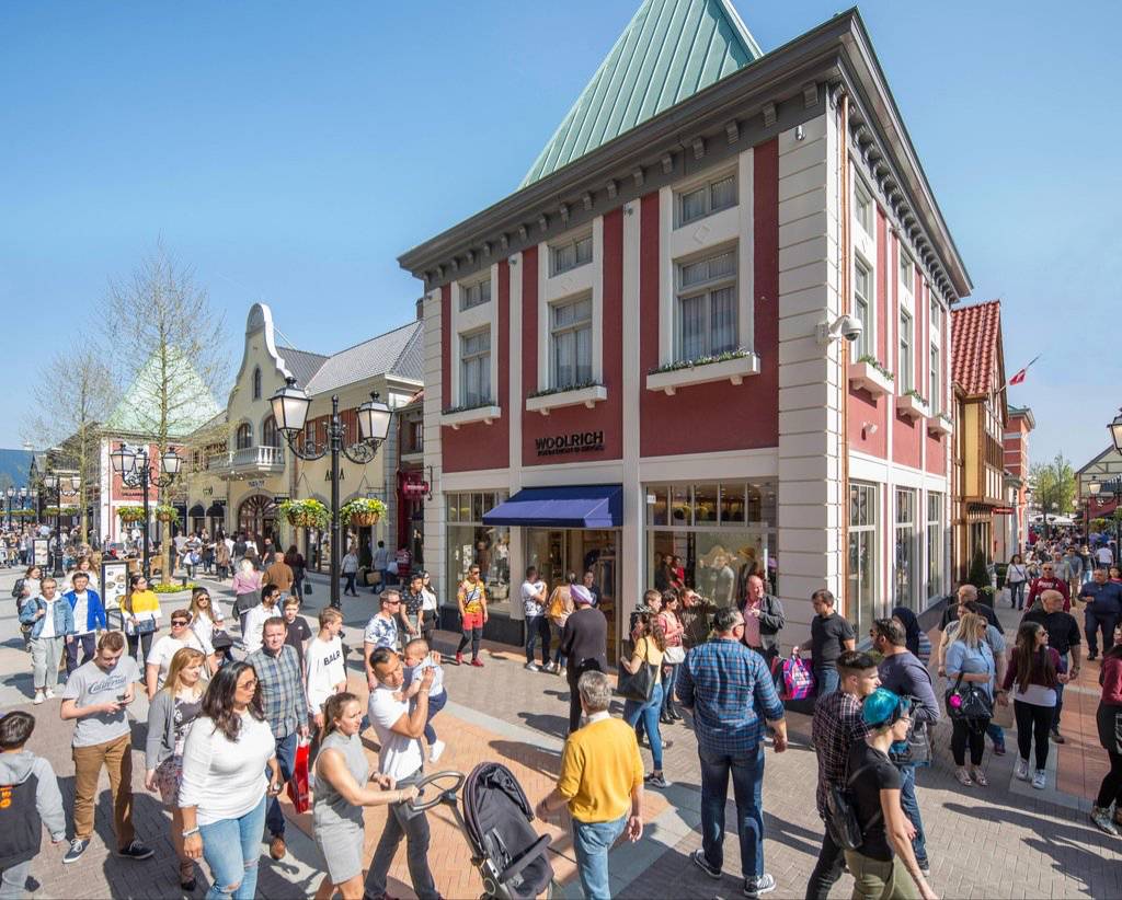 Auch die Erweiterung des McArthurGlen Designer Outlet Parndorf in Österreich sowie die Eröffnung des McArthurGlen Designer Outlet Provence unterstreichen die Expansionsbestrebungen. Im Designer Outlet Parndorf bieten seit dem 11. April insgesamt 160 Stores national und international begehrte Marken an. Die Verkaufsfläche wurde um 5.500 Quadratmeter erweitert.  Das Center im Süden Frankreichs wird offiziell am 13. April eröffnet. Auf 25.000 Quadratmetern Verkaufsfläche eröffnen 125 Stores. Auch sollen neue Designer Outlets in Malaga, Istanbul, Remscheid und Gent  geplant sein. 
In Roermond sind unter anderem die Marken  Karl Lagerfeld, Liebeskind Berlin, Peuterey, Sarah Pacini, La Perla Woolrich, Brax und Mammut  neu hinzu gekommen.Bild: McArthurGlen