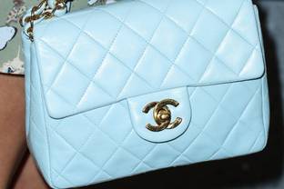 Chanel объяснила отказ продавать товары россиянам требованиями санкций