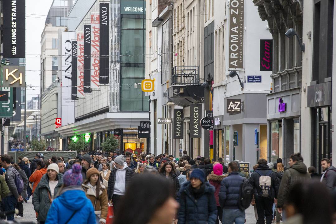 Afbeelding van mensen in de Nieuwstraat in Brussel, zaterdag 18 februari 2023. BELGA FOTO NICOLAS MAETERLINCK