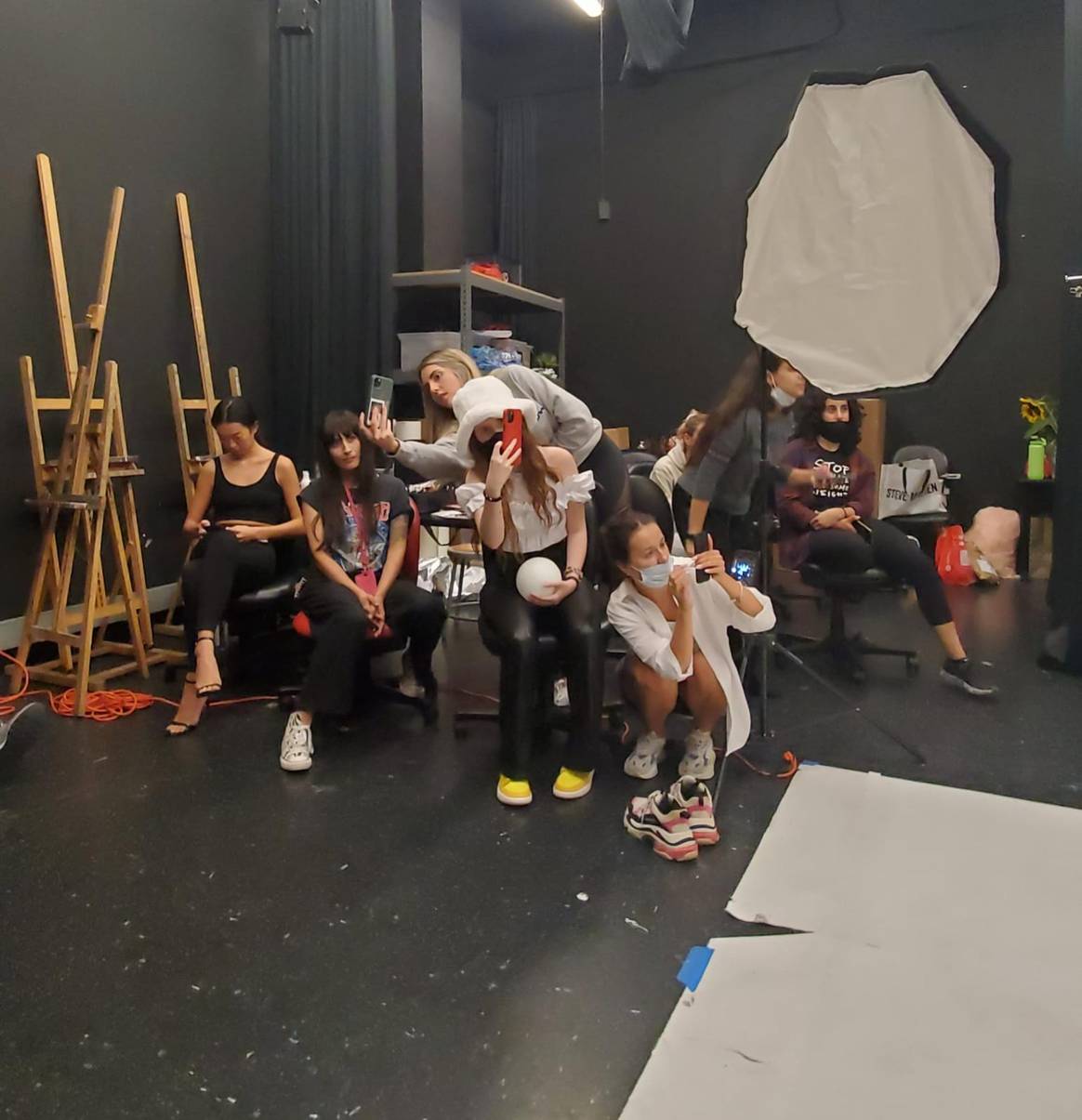 Juanita Crary junto a sus alumnos en The Miami International University Of Art and Design.